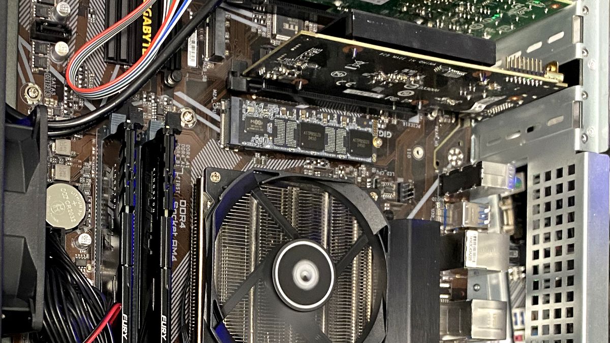 Server AMD Ryzen 5 3600 v ColdHost racku – deska, chladič a paměti