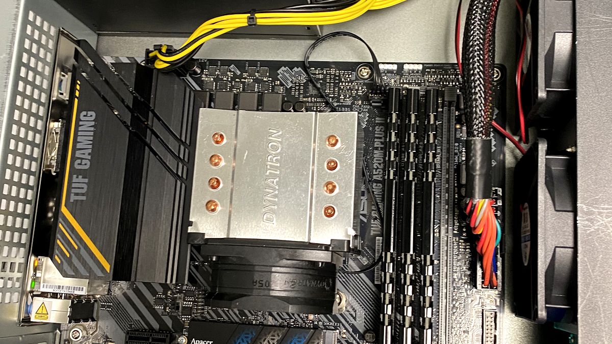 Server AMD Ryzen 9 5900X v ColdHost racku – deska, chladič a paměti